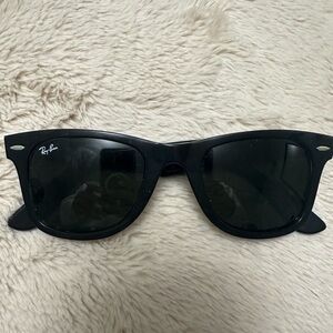 Men’s black rayban Wayfarer sunglasses